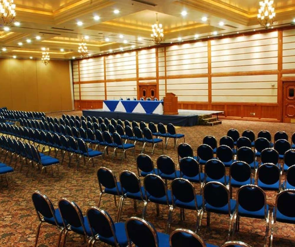 Hotel Royal Garden Reynosa Esterno foto